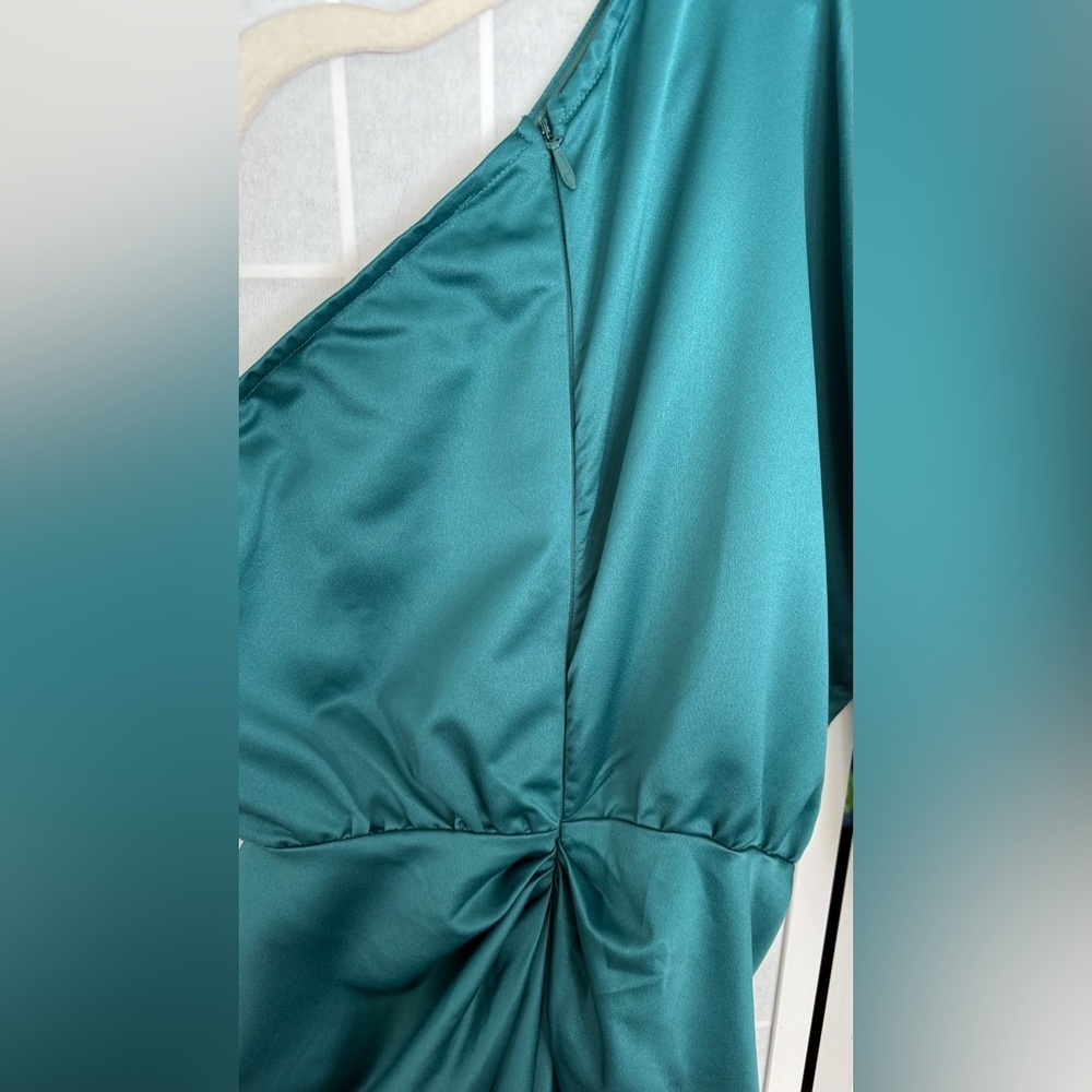 PrettyLittleThing Emerald Green One-Shoulder Dress - Picture 5 of 7